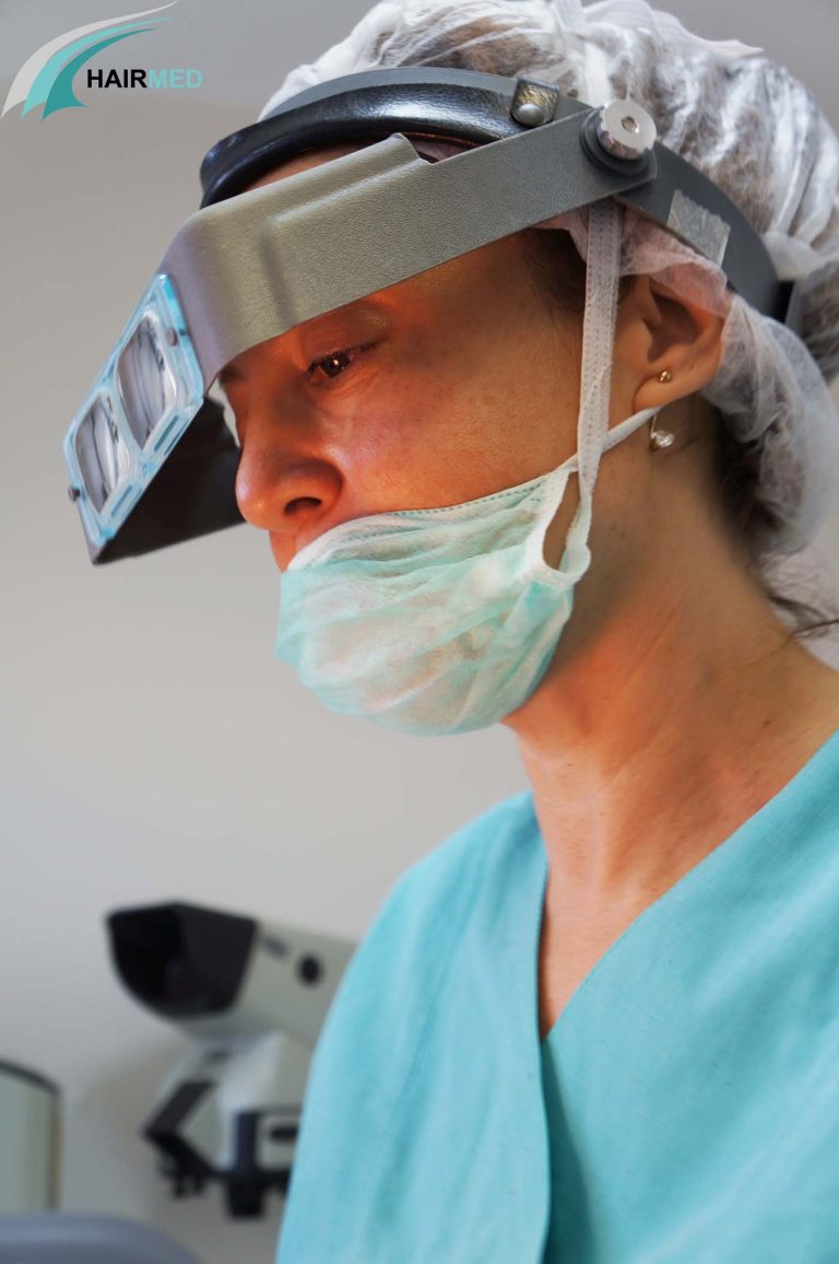 Dr Beyhan Zeybek, en train de réaliser une greffe de cheveux FUE