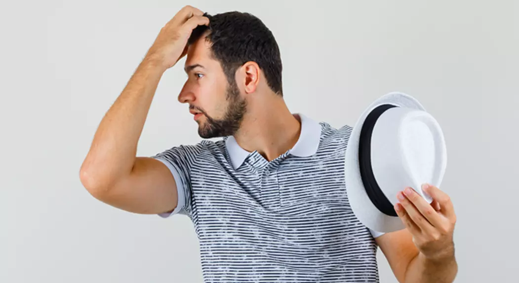 هل ارتداء القبعة يسبب تساقط الشعر؟